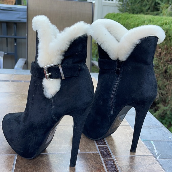 Shoe Dazzle Chanya Black with Soft Creamy White Faux Fur Ankle Boots - Picture 4 of 7